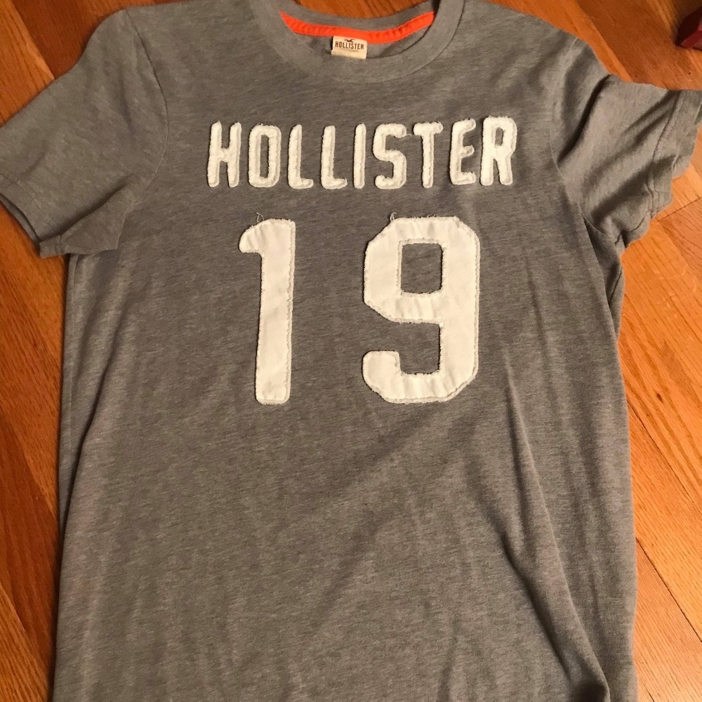 Hollister tee